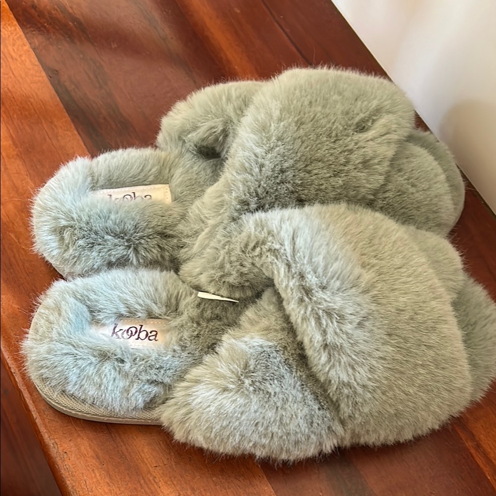 Kooba Girls Greenish/teal Faux Fur Slippers size says 5-6 but fits size 1-2.